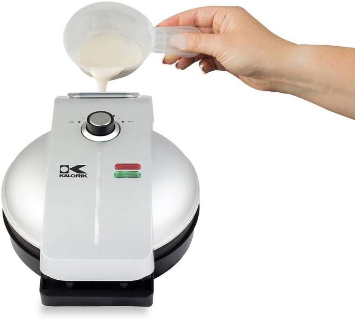 easy-pour-belgian-waffle-maker-3.jpg